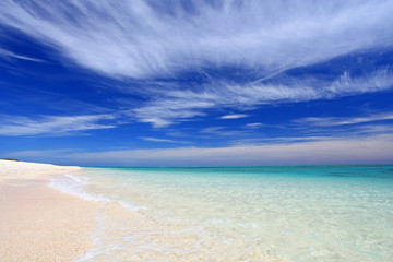Fototapeta na wymiar ナガンヌ島の美しいビーチと真っ白い雲