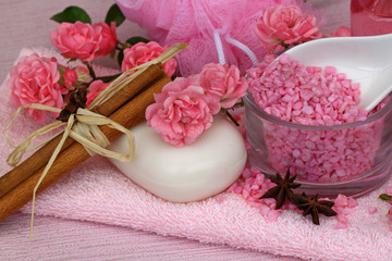 Badesalz mit Zimt und Rosenduft