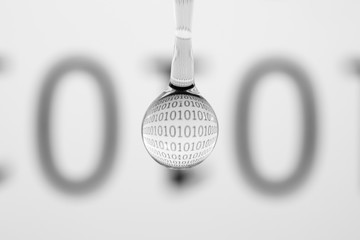 Binärcode im Wassertropfen