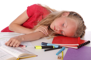 fillette blonde de 9 ans dormant sur ses devoirs