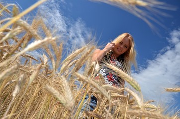 blonde femme a pré