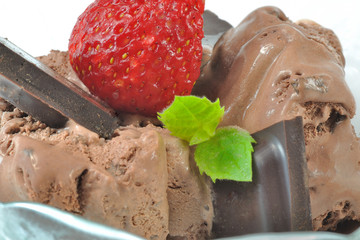 lody czekoladowe z truskawką i miętą