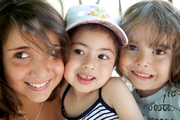 trois enfants souriants
