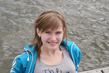Девочка у водоёма