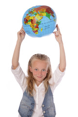 fillette de 9 ans avec ballon terre