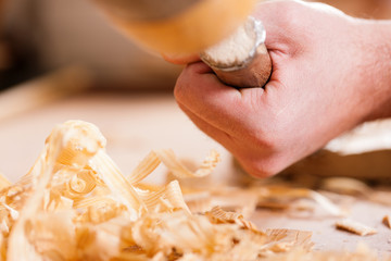 Tischler oder Schreiner mit Beitel und Hammer