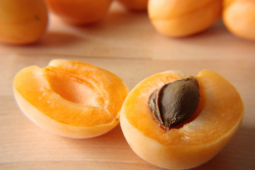 Две половинки абрикоса