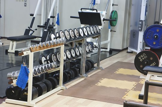 スポーツジム　ダンベル