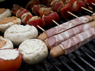 Grillwuerstchen und Champignons