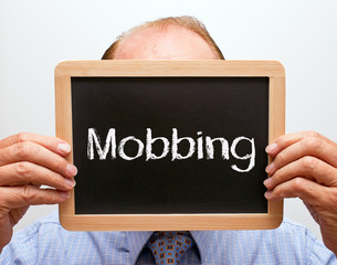 Mann mit Mobbing Schild