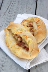 Käsebrötchen mit Speck auf einer weißen Serviette