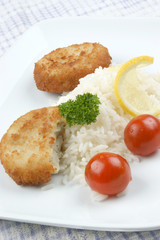 Fischfrikadellen mit Reis und Tomaten