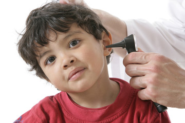 Examen de l'oreille d'un enfant