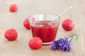 marmelade,erdbeeren und lavendel