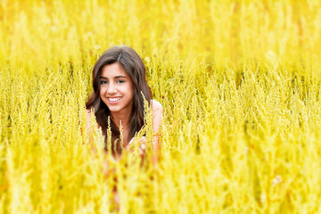 Chica joven en un campo amarillo