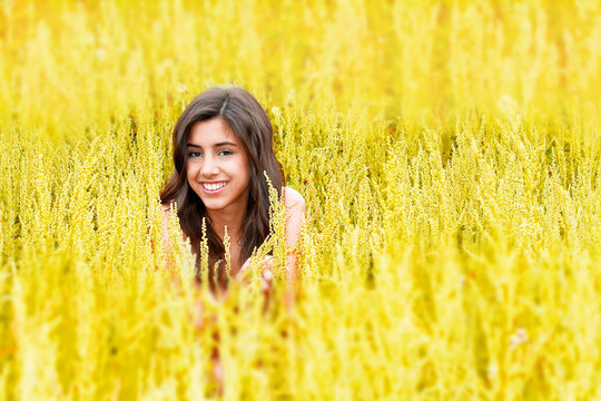 Chica joven en un campo amarillo