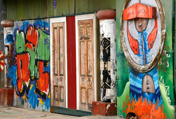 Haus mit Graffiti, Valparaiso, Chile