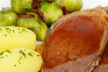 Rinderschmorbraten, Rosenkohl, Salzkartoffeln