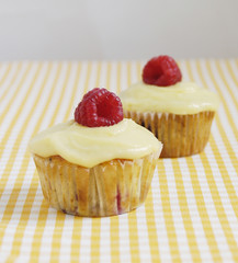 Berry muffins with lemon curd