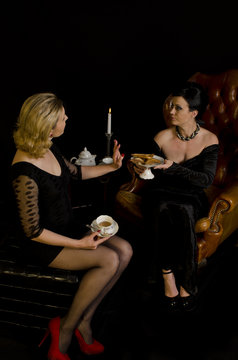 Zwei Ladys beim Tee