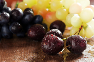 Kirschen und Trauben