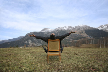 uomo in poltrona in mezzo alla natura