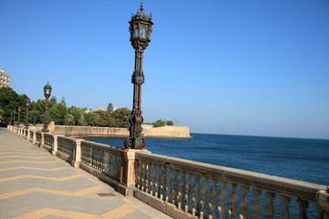 Cádiz, paseo junto al mar