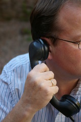 Mann mit altmodischen Telefonhörer