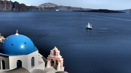 Blaue kirchen auf Santorin © focus finder