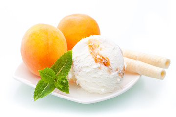 Aprikoseneis mit Minze, Früchten und Waffeln