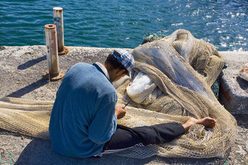 grèce; cyclades; naxos : village de chora; pêcheur réparant ses - obrazy, fototapety, plakaty
