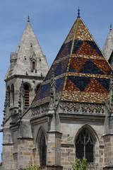 Toits polychromes et clocher à Autun