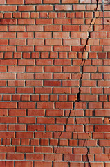 Obraz premium Split in the brick wall.