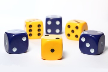 Sechs gelbe und blaue Würfel auf weißem Hintergrund