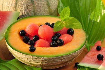 Melonenkugeln in einer halben Melone