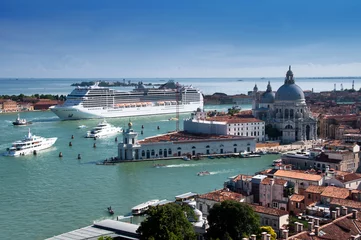 Fotobehang Venetië Stock Foto: Cruiseschip in Venice