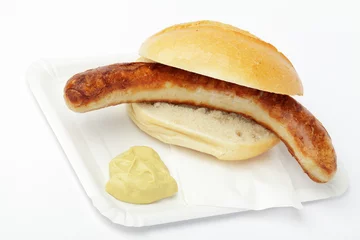 Foto op Plexiglas Bratwurst im Brötchen mit Senf © Quade