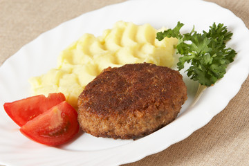 Cutlet with mashed potatoes and vegetables