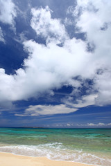 コマカ島の美しいサンゴ礁の海