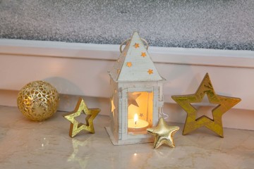 Weihnachtsambiente in weiß und gold