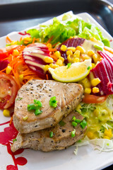 assiette salade crudité poisson