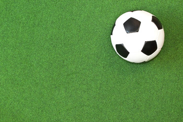 Kunstrasen mit Spielfeld und Fußball