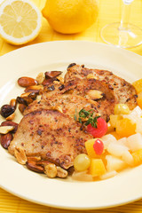 Spicy steak with tropical fruit and roasted nuts