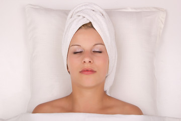 Fototapeta na wymiar Young woman relaxing in spa