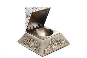 Pyramide als Aschenbecher