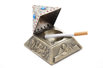 Zigarette in der Pyramide