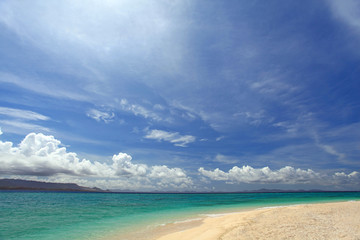 水納島のエメラルドグリーンの海と雲