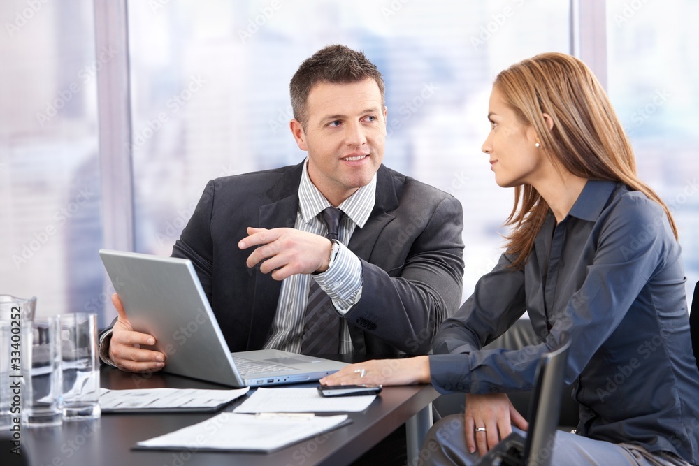 Wall mural Young businesspeople negotiating