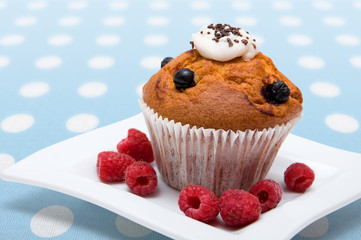 cupcakes with raspberries