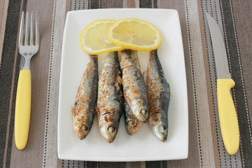 Fried sardines with lemon